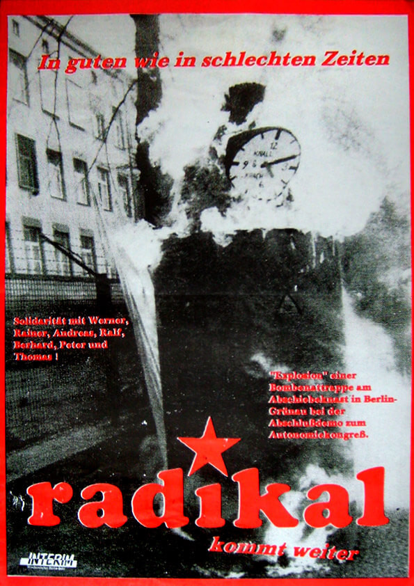 Ein schwarz-weißes Plakat mit rotem Rand zeigt ein brennendes Gebäude. Der Text lautet: "In guten wie in schlechten Zeiten". Die Worte "radikal" und "kommt weiter" sind in fetter roter Schrift.