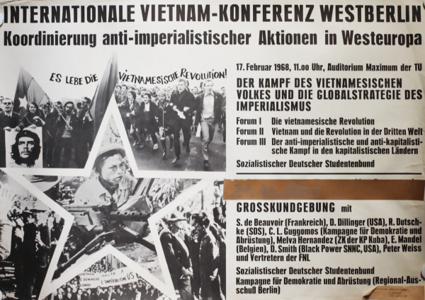 Plakat für die "Internationale Vietnam-Konferenz Westberlin" mit Schwarz-Weiß-Protestbildern, einem Sternmotiv und Text zu Foren und Rednern. Mit dem Bild von Che Guevara.