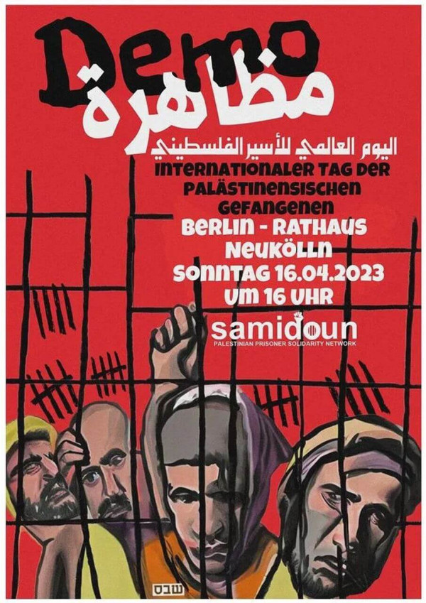 Ein rotes Poster zeigt Illustrationen von vier Personen hinter schwarzen Gitterstäben. Oben steht in Schwarz und Weiß "Demo" auf Arabisch und Deutsch. Darunter in Schwarz "Internationaler Tag der palästinensischen Gefangenen". Weiter unten in Weiß "Berlin - Rathaus Neukölln, Sonntag 16.04.2023 um 16 Uhr". Unten rechts steht "samidoun Palestinian Prisoner Solidarity Network". Die Farben sind kräftig, mit dominierenden Rot- und Schwarztönen.