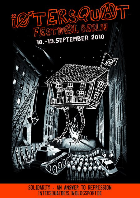 Plakat für das "Intersquat Festival Berlin, 10-19 September 2010" mit einem Haus auf Beinen über einer Menschenmenge und einem Panzer. Schwarz-weiße Illustration mit rotem Text. "Solidarität - eine Antwort auf Unterdrückung".