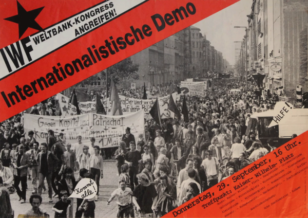 Rotes und schwarzes Plakat mit einem schwarzen Stern und deutschem Text: "IWF WELTBANK-KONGRESS ANGREIFEN!" und "Internationalistische Demo". Im Hintergrund ein Schwarz-Weiß-Foto eines großen Straßenprotests.