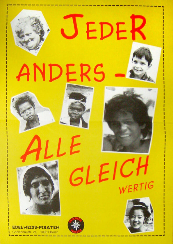 Ein gelbes Plakat mit roter Schrift lautet "Jeder anders - alle gleich wertvoll" und zeigt Schwarz-Weiß-Fotos von verschiedenen Gesichtern. Unten steht: "Edelweiss-Piraten, Gneisenaustr. 2a - 10961 Berlin".