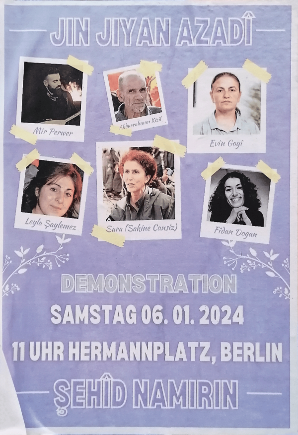 Plakat mit violettem Hintergrund, auf dem sechs Porträts mit gelbem Klebeband befestigt sind. Text: "Jin Jiyan Azadî", "Demonstration Samstag 06.01.2024, 11 Uhr Hermannplatz, Berlin" und "Şehîd Namirin".