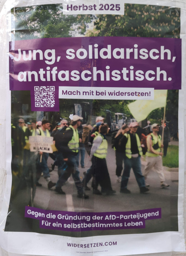 Ein Plakat mit dem Titel "Herbst 2025" zeigt ein Bild einer Demonstration. Im Vordergrund tragen Menschen gelbe Warnwesten. Der Text "Jung, solidarisch, antifaschistisch" steht auf einem lila Hintergrund. Ein QR-Code befindet sich daneben. Darunter steht "Mach mit bei widersetzen!". Am unteren Rand steht "Gegen die Gründung der AfD-Parteijugend, Für ein selbstbestimmtes Leben" und die Website "widersetzen.com". Das Design ist in lila und weiß gehalten.