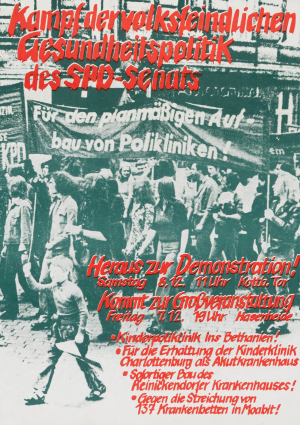 Ein Plakat mit einem grün-weißen Foto einer Protestaktion. Der rote Text lautet: "Kampf der volksfeindlichen Gesundheitspolitik des SPD-Senats". In roter Schrift sind Angaben zu einer Demonstration am 7. und 8. Dezember zu finden.