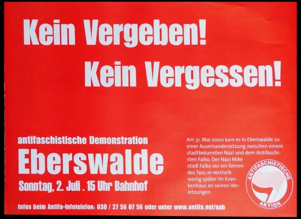 Rotes Plakat mit großer weißer Schrift: "Kein Vergeben! Kein Vergessen!" Darunter: "antifaschistische Demonstration Eberswalde Sonntag, 2. Juli . 15 Uhr Bahnhof." Details in kleinerem Text rechts daneben.