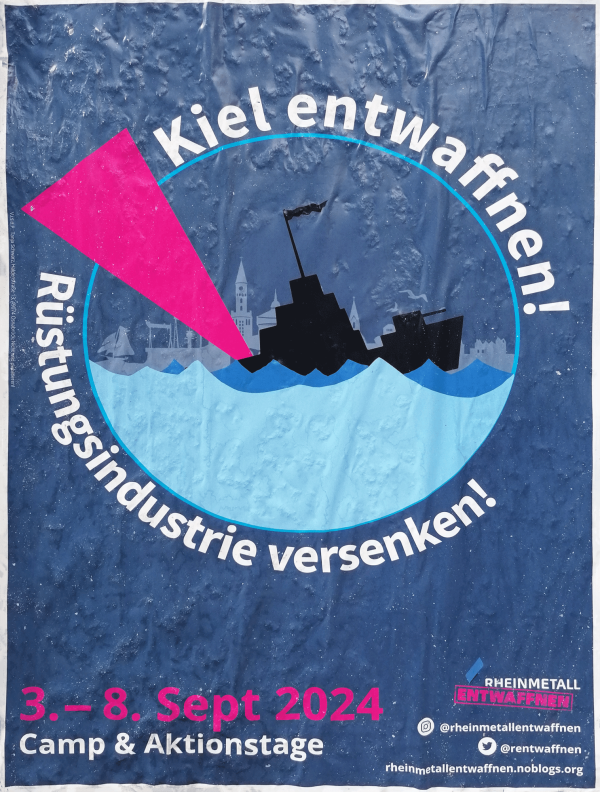 Ein Poster mit blauem Hintergrund zeigt ein schwarzes Kriegsschiff auf hellblauen Wellen, umgeben von einem Kreis. Darüber steht „Kiel entwaffnen!“ und darunter „Rüstungsindustrie versenken!“. Links ist ein pinkes Dreieck das in das Schiff sticht. Unten steht „3.–8. Sept 2024 Camp & Aktionstage“ in pink und weiß. Im Hintergrund sind Silhouetten von Gebäuden angedeutet. Unten ist das Logo von 'Rheinmetall entwaffnen' abgebildet.