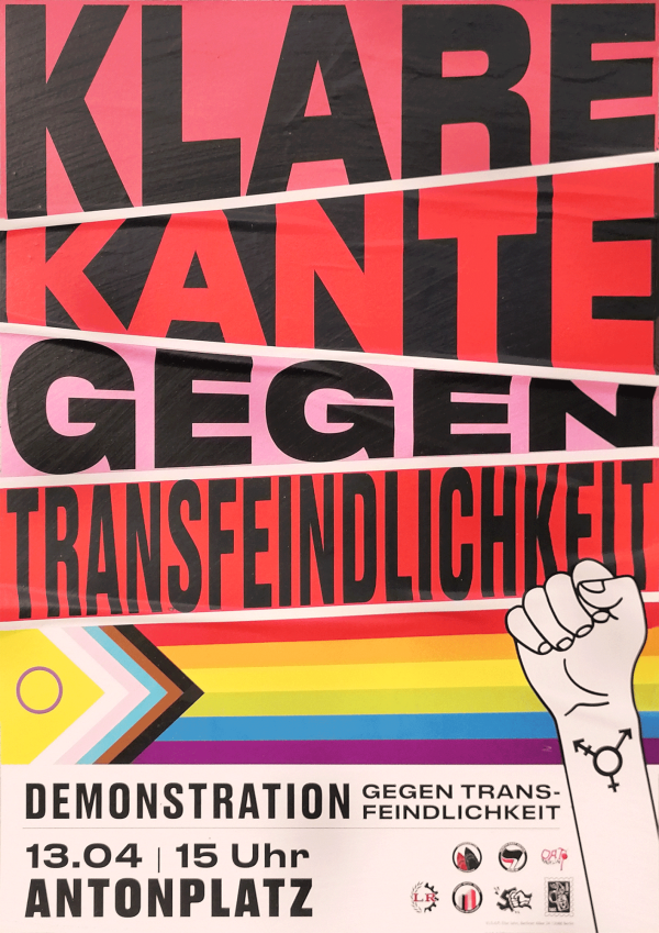 Plakat mit fetter roter und schwarzer Schrift: "Klare Kante gegen Transfeindlichkeit". Darunter ein Regenbogenstreifendesign und eine Faust mit einem Transgender-Symbol. Details zur Veranstaltung: "Demonstration gegen Transfeindlichkeit, 13.04, 15 Uhr, Antonplatz".