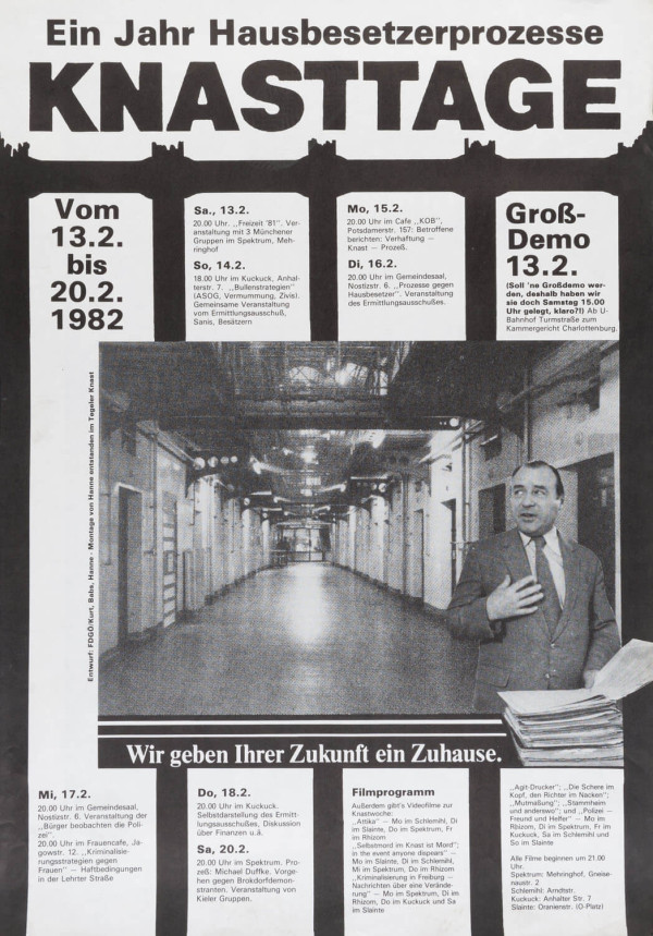 Plakat mit dem Titel "Ein Jahr Hausbesetzerprozesse Knasttage" mit Daten vom 13.2 bis 20.2.1982. Schwarz-weißes Design mit Veranstaltungsdetails und einem Foto eines Mannes im Anzug, der Papiere hält.