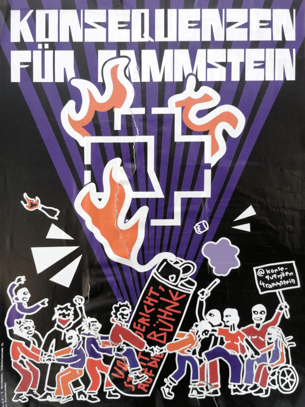 Das Poster zeigt den Text "Konsequenzen für Rammstein" in weißer Schrift auf lila und schwarzem Hintergrund mit Strahlenmuster. In der Mitte ist das Logo von Rammstein zu sehen in orangenen Flammen. Darunter eine Zeichnung von Figuren, die ein Feuerzeug halten. Eine Gruppe von Personen, teils maskiert, hebt Schilder und eine Fahne. Farben sind überwiegend lila, schwarz, weiß und orange. Ein kleines Schild zeigt "@konsequenzen4rammstein".