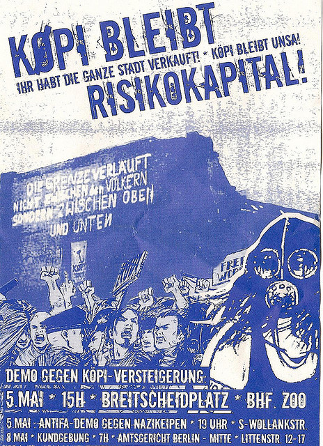 Das Plakat ist in blauen und weißen Farbtönen gehalten und trägt einen fetten Text: "Køpi bleibt Risikokapital!" Abgebildet ist eine Menschenmenge mit Protestschildern. Details zur Veranstaltung: "5. Mai, 15 Uhr, Breitscheidplatz, BHF Zoo".