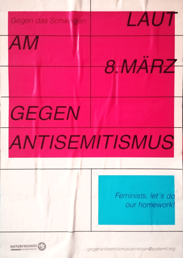 Auf einem Plakat mit einem plakativen rosa-weißen Gittermuster steht "Gegen das Schweigen. Laut am 8. März gegen Antisemitismus." Auf einem blauen Kasten steht: "Feministinnen, lasst uns unsere Hausaufgaben machen!"