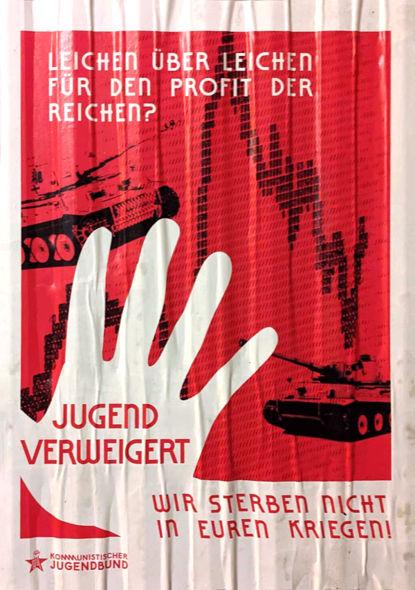 Ein rotes Poster mit weißen und schwarzen Details zeigt zwei Panzer im Hintergrund und eine große weiße Hand in der Mitte. Der Text oben lautet: "Leichen über Leichen für den Profit der Reichen?" Unten links steht: "Jugend verweigert", und rechts: "Wir sterben nicht in euren Kriegen!" In der unteren Ecke befindet sich das Logo des Kommunistischen Jugendbunds. Das Design ist mit starken Kontrasten, um eine Antikriegsaussage zu betonen.