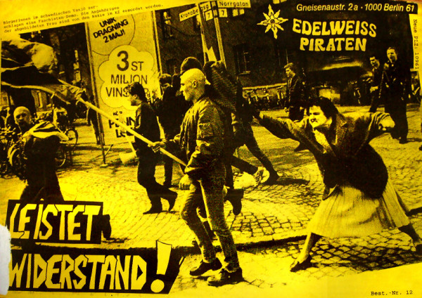 Ein schwarz-gelbes Plakat zeigt eine Straßenszene mit Menschen, die Fahnen halten. Der Text lautet "Leistet Widerstand!" und "Edelweiss Piraten". Die Haltung einer Frau ist trotzig. Im Hintergrund sind Schilder und Gebäude zu sehen.
