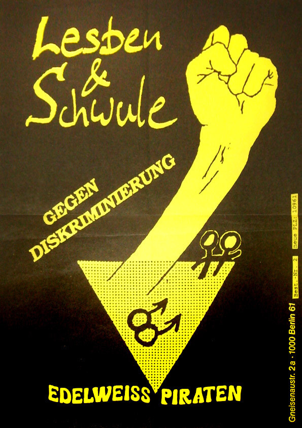Ein schwarzes Plakat mit gelbem Text und Design. Oben steht "Lesben &amp; Schwule", darunter ist eine erhobene Faust zu sehen. "Gegen Diskriminierung" und "Edelweiss Piraten" sind ebenfalls vorhanden, mit Geschlechtssymbolen innerhalb eines Dreiecks.