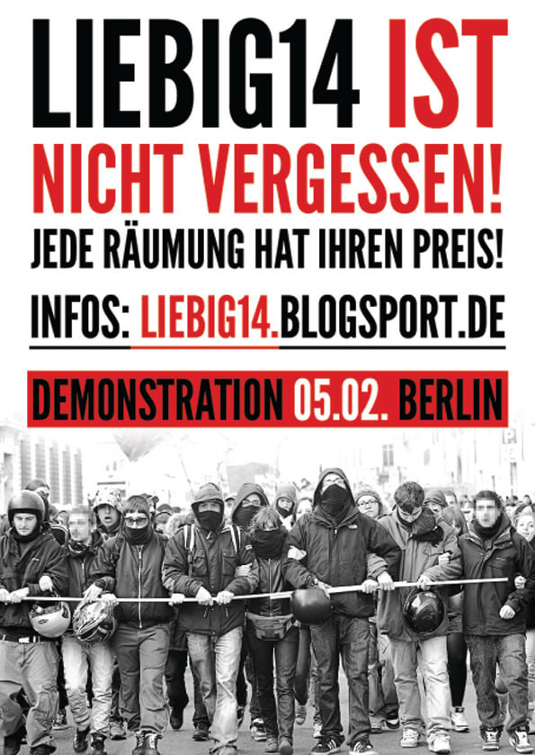 Das Plakat ist in schwarzer und roter Schrift gehalten: "LIEBIG14 IST NICHT VERGESSEN! JEDE RÄUMUNG HAT IHREN PREIS! INFOS: LIEBIG14.BLOGSPORT.DE DEMONSTRATION 05.02. BERLIN", darunter ein schwarz-weißes Bild von protestierenden Menschen.