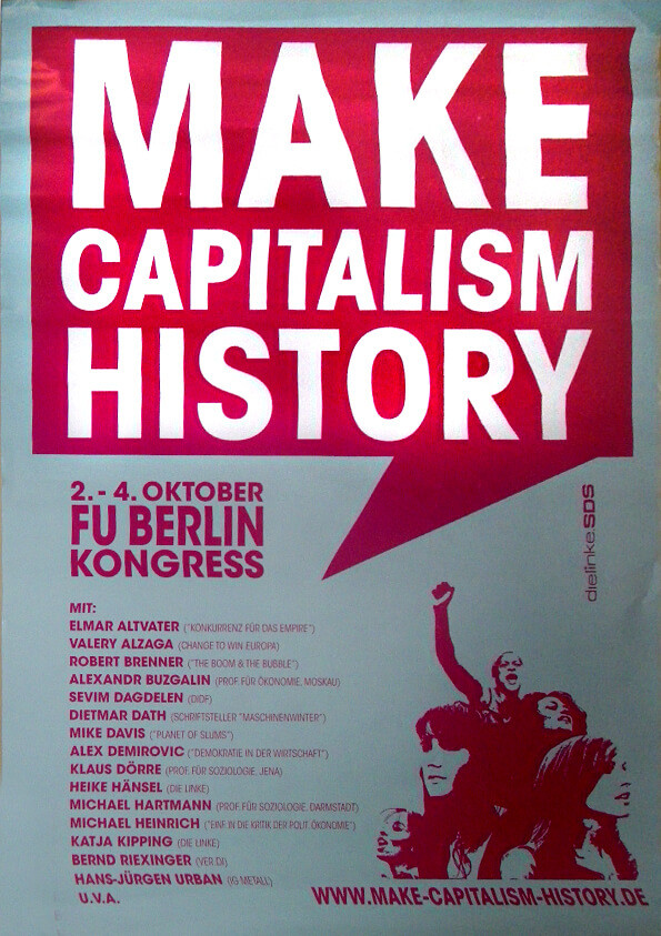 Plakat mit fetter weißer Schrift "MAKE CAPITALISM HISTORY" auf Rot. Darunter Angaben zum Kongress der FU Berlin, 2. bis 4. Oktober, mit Namen der Gäste. Roter und grauer Hintergrund mit Silhouetten von jubelnden Personen.