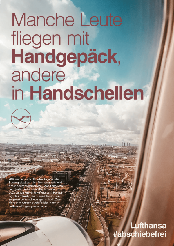 Das Plakat hat einen leuchtend blauen Hintergrund mit gelber Schrift "Sommerfestival 2023". Es enthält Bilder von Musiknoten und Palmen, die eine lebendige und festliche Atmosphäre schaffen.