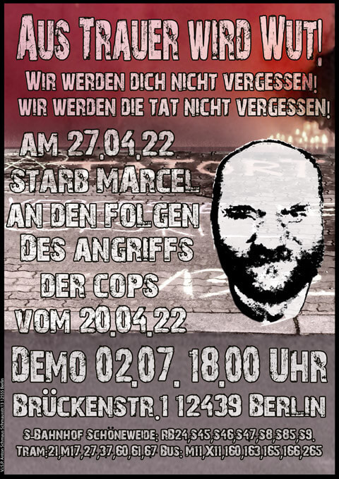 Ein Plakat mit düsterem Design zeigt ein monochromes Gesicht auf der rechten Seite. Es lautet: "Aus Trauer wird Wut! Wir werden dich nicht vergessen! Wir werden die Tat nicht vergessen!" Der Text weist auf eine Demonstration am 2. Juli um 18 Uhr in Berlin hin und bezieht sich auf einen Vorfall am 20. April und einen Todesfall am 27. April. Der Hintergrund ist eine verblasste Straßenszene mit roten und grauen Tönen. Angaben zum Transport befinden sich am unteren Rand.