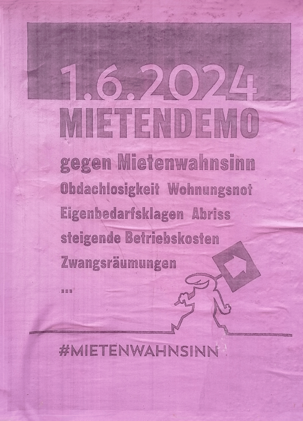 Ein rosa Poster mit dem Datum "1.6.2024" und dem Titel "Mietendemo". Darunter steht: "gegen Mietenwahnsinn, Obdachlosigkeit, Wohnungsnot, Eigenbedarfsklagen, Abriss, steigende Betriebskosten, Zwangsräumungen". Am unteren Rand ist eine Figur mit einem Schild, auf dem ein Haus abgebildet ist. Unten steht der Hashtag "#Mietenwahnsinn". Das Design ist schlicht, mit grauer Schrift auf rosa Hintergrund.