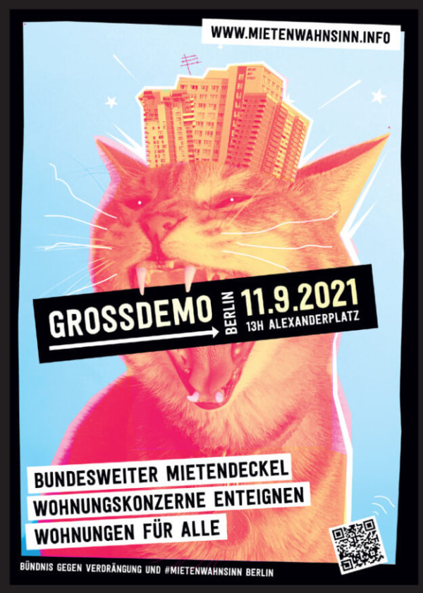 Ein Poster mit einem blauen Hintergrund zeigt eine große Katze mit einem Wohnblock auf dem Kopf, der wie eine Krone aussieht. Die Katze ist in rosa und orange Tönen gehalten. Oben auf dem Poster steht die Website "www.mietenwahnsinn.info". In der Mitte steht in einem schwarzen Kasten "Grossdemo Berlin 11.9.2021 13h Alexanderplatz". Unten sind drei weiße Textblöcke mit den Worten "Bundesweiter Mietendeckel", "Wohnungskonzerne enteignen" und "Wohnungen für alle". Am unteren Rand ist ein QR-Code abgebildet. Der Rahmen des Posters ist schwarz.