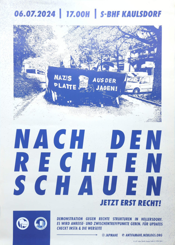 Das Plakat zeigt eine Demonstrationsszene in Blau-Weiß. Oben steht "06.07.2024 | 17.00h | S-Bhf Kaulsdorf". In der Mitte ist ein Banner mit der Aufschrift "Nazis aus der Platte jagen!". Darunter steht in großen blauen Buchstaben "Nach den Rechten schauen" und "Jetzt erst recht!". Unten gibt es Informationen zur Demonstration gegen rechte Strukturen in Hellersdorf, inklusive Social-Media-Links: "@japmahe" und "antifamahe.noblogs.org". Links unten sind zwei Logos.