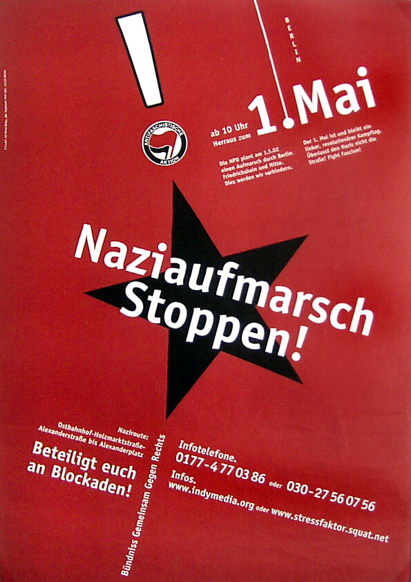 Rotes Plakat mit einem schwarzen Stern und weißem Text: "Naziaufmarsch Stoppen!" und "Beteiligt euch an Blockaden!" Enthält Kontaktinformationen und ein Logo mit "Antifaschistische Aktion".