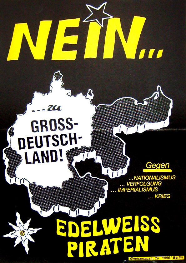 Ein schwarzes Plakat mit fettgedrucktem gelben Text "Nein..." über einer weißen Landkartenform mit "Großdeutschland!" Innen. Darunter "Edelweiss Piraten" in gelber Schrift, mit einer weißen Blume. Text listet "Gegen Nationalismus