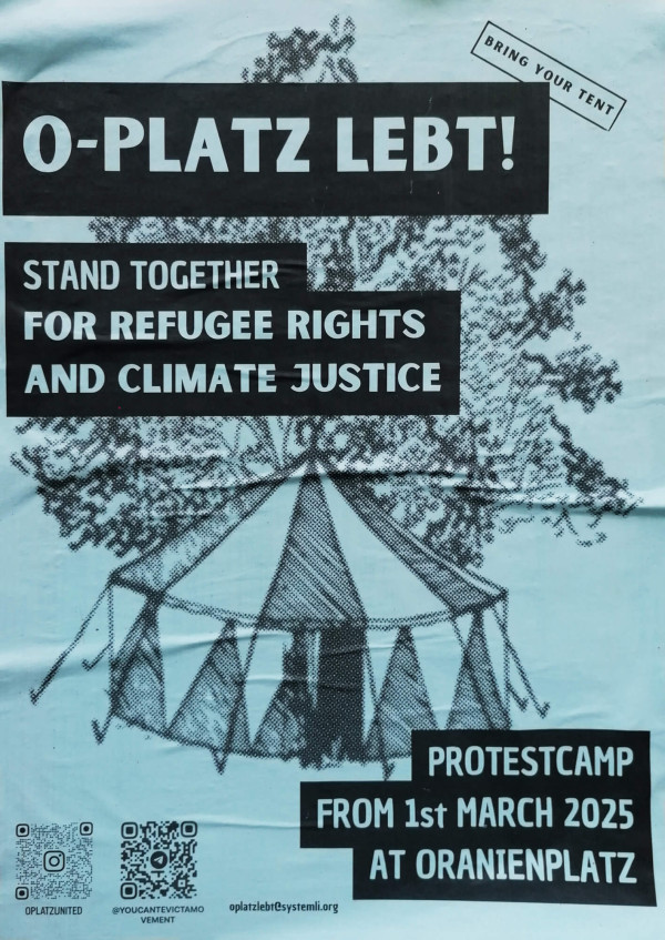 Poster mit blauem Hintergrund, auf dem ein schwarz-weißes Zelt unter einem Baum abgebildet ist. Der Text lautet: "O-Platz lebt! Zusammenstehen für Flüchtlingsrechte und Klimagerechtigkeit. Protestcamp ab 1. März 2025 auf dem Oranienplatz".