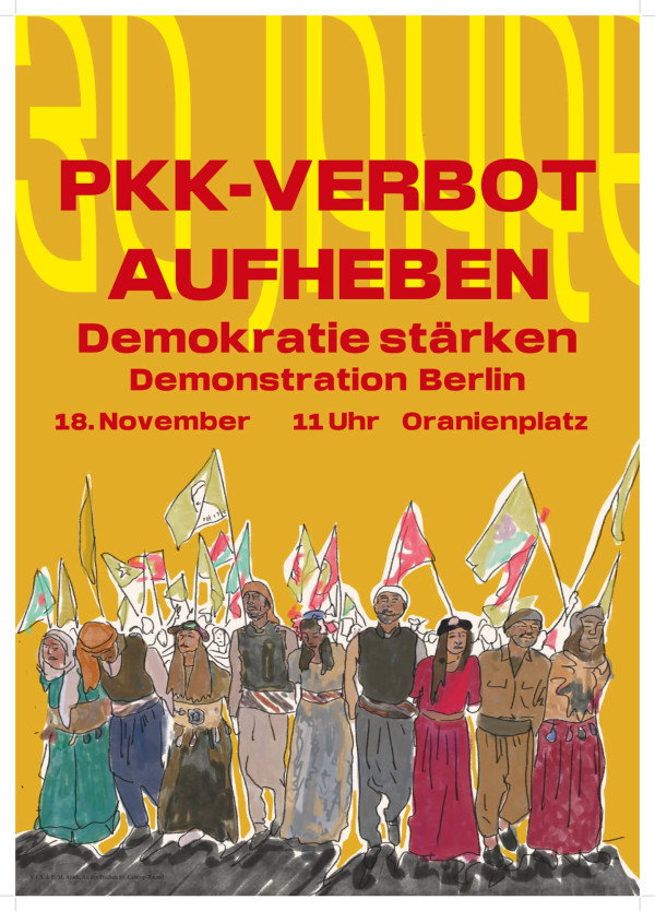 Ein Plakat mit senfgelbem Hintergrund zeigt eine Gruppe von Menschen, die Flaggen halten. Der Text lautet: "PKK-Verbot aufheben, Demokratie stärken, Demonstration Berlin, 18. November, 11 Uhr, Oranienplatz".