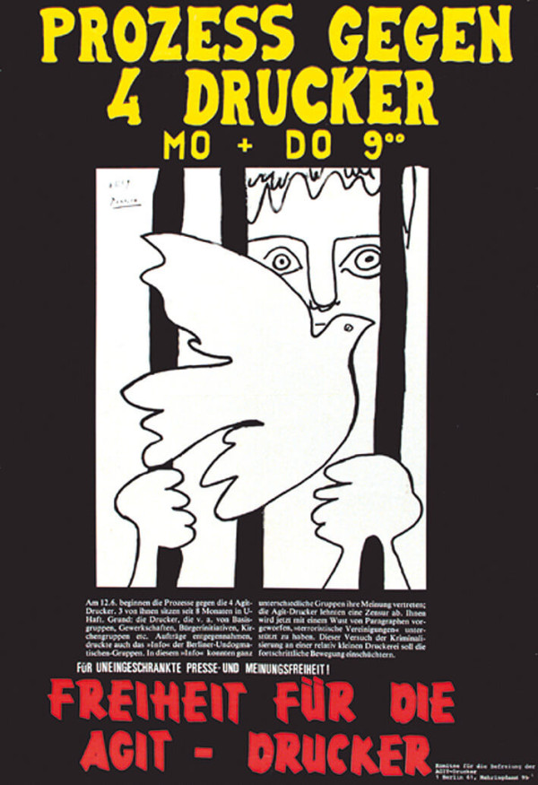 Plakat mit fettgedruckter gelber Schrift am oberen Rand: "Prozess gegen 4 Drucker Mo + Do 9". Schwarz-weiße Zeichnung einer Person hinter Gittern mit einer Taube. Roter Text am unteren Rand: "Freiheit für die Agit - Drucker".