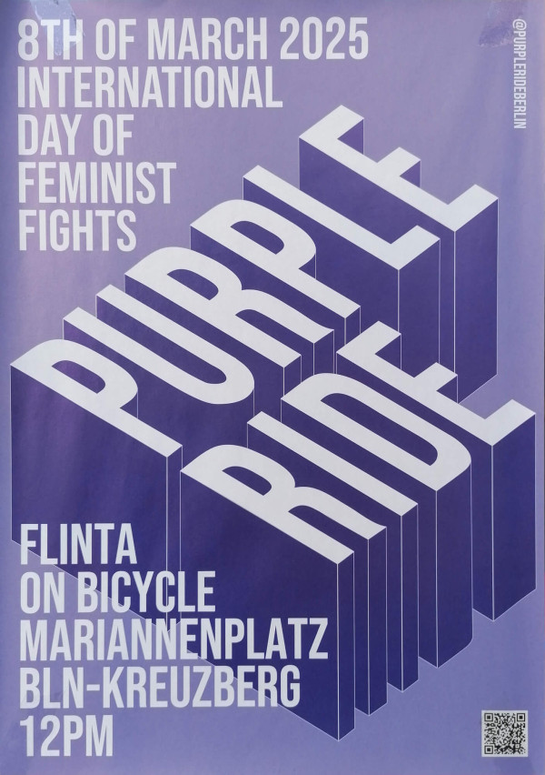 Lila Plakat mit fetter weißer Schrift: "8. März 2025 Internationaler Tag der Feministischen Kämpfe. FLINTA on Bicycle Mariannenplatz BLN-Kreuzberg 12PM". Im Hintergrund steht als 3D-Textdesign "PURPLE RIDE".