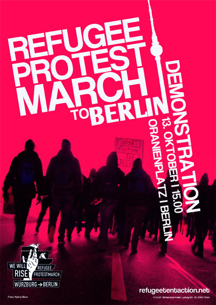 Das Plakat zeigt einen rosa Hintergrund mit Silhouetten von Demonstranten. Der weiße Text lautet "Refugee Protest March to Berlin". Weiterer Text: "Demonstration 13. Oktober 15:00 Oranienplatz Berlin". Ein kleines Logo sagt "We will rise".