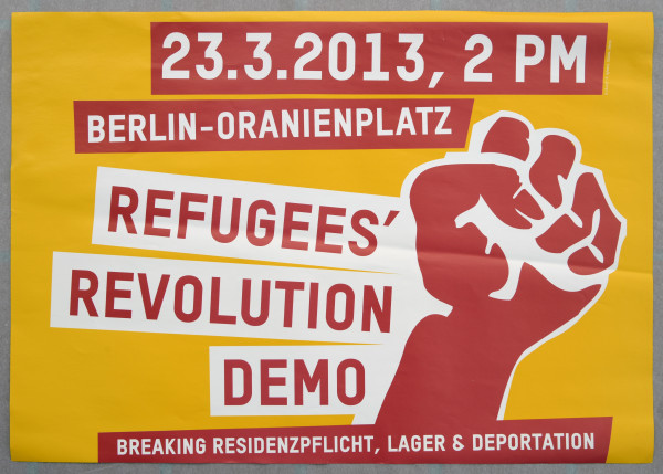Plakat mit einem auffälligen roten und gelben Design. Der Text lautet: "23.3.2013, 14 Uhr Berlin-Oranienplatz Refugees' Revolution Demo Breaking Residenzpflicht, Lager &amp; Deportation." Eine erhobene Faust ist zu sehen.