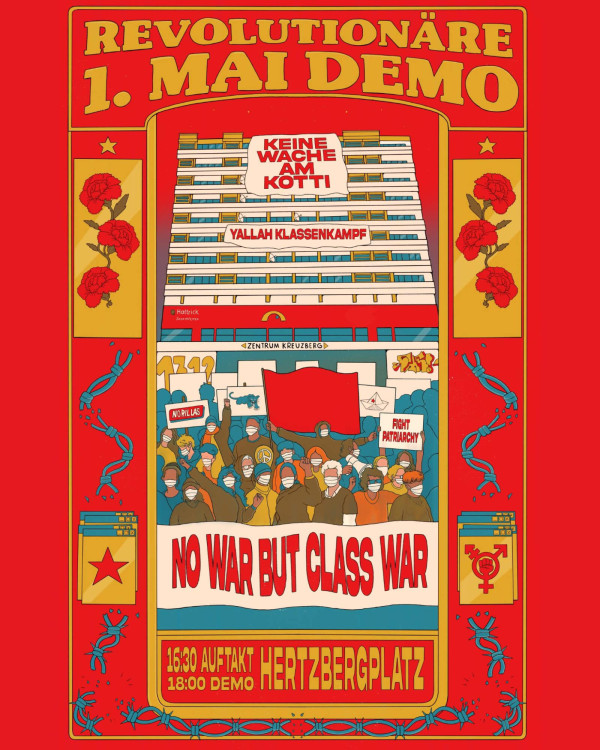 Ein leuchtend rotes und gelbes Plakat für die "Revolutionäre 1. Mai Demo" zeigt ein Gebäude mit Transparenten mit der Aufschrift "Keine Wache am Kotti" und "Yallah Klassenkampf". Eine Menschenmenge hält eine rote Fahne mit der Aufschrift "Kein Krieg, sondern Klassenkampf" in die Höhe. Details zur Veranstaltung am Hertzbergplatz sind enthalten.