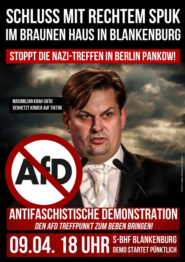 Anti-Rechts-Protestplakat mit einem Mann, der in ein Mikrofon spricht, Hintergrund: stürmischer Himmel. Text: "Stoppt die Nazi-Treffen in Berlin Pankow!" und "Antifaschistische Demonstration 09.04. 18 Uhr." Rote und schwarze Farbtöne.