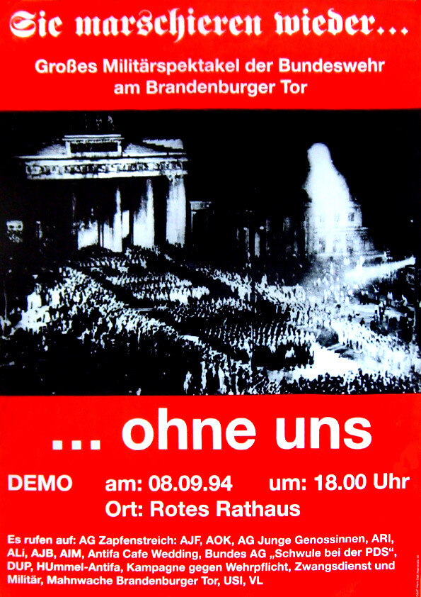 Rotes und schwarzes Plakat mit einem Foto einer großen Militärversammlung am Brandenburger Tor. Text: "Sie marschieren wieder... ohne uns. Demo am: 08.09.94 um: 18.00 Uhr Ort: Rotes Rathaus."