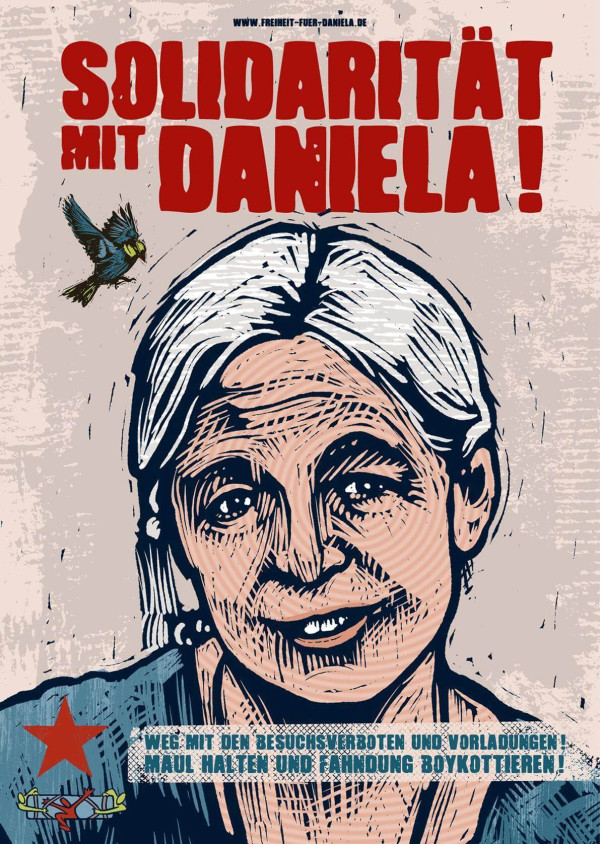 Plakat mit der Illustration einer Frau mit grauem Haar. In großer roter Schrift steht "SOLIDARITÄT MIT DANIELA!" Ein Vogel fliegt, und ein roter Stern ist zu sehen. Unterer Text in Blau: "Weg mit den Besuchsverboten und Vorladungen - Maul halten und Fahndung boykottieren!" Der Hintergrund ist hellbeige.