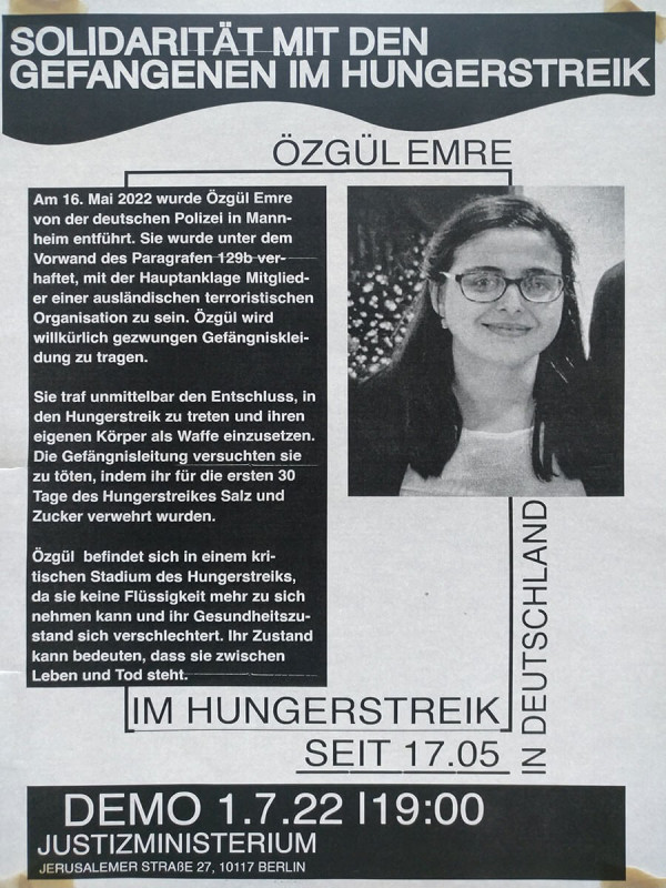 Plakat mit einem Schwarz-Weiß-Motiv, das das Foto einer Frau mit Brille zeigt. Text: "Solidarität mit den Gefangenen im Hungerstreik. Özgül Emre. Im Hungerstreik seit 17.05. Demo 1.7.22 19:00 Justizministerium."