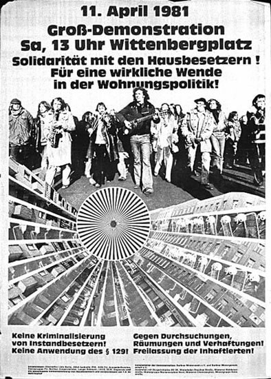 Plakat für eine Demonstration am 11. April 1981 auf dem Wittenbergplatz. Es zeigt ein Schwarz-Weiß-Foto einer Menschenmenge, ein kreisförmiges Muster mit strahlenförmigen Linien und einen Text zur Wohnungspolitik.