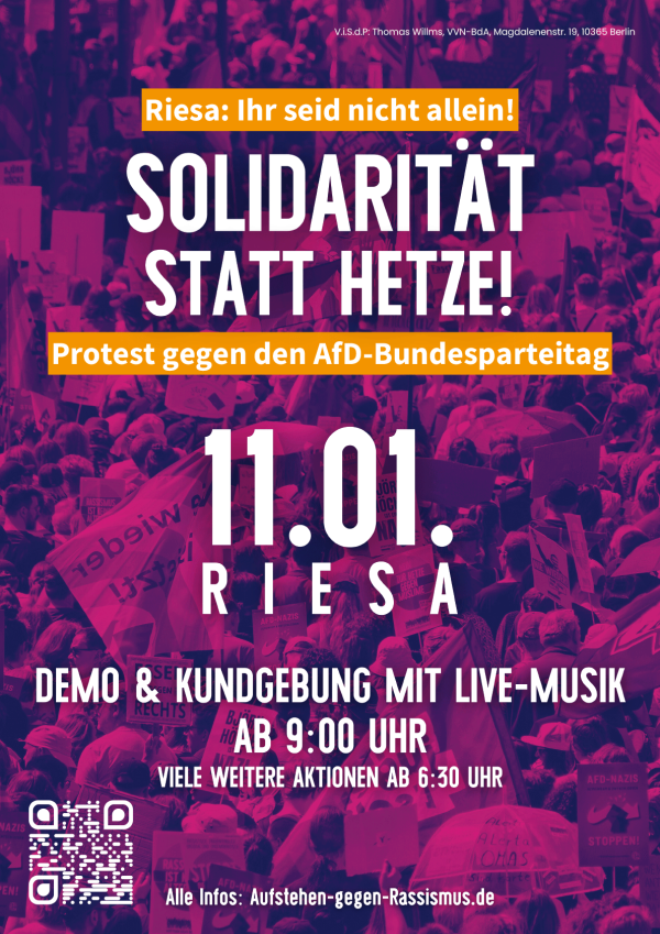 Protestplakat mit lila Hintergrund und weißem Text: "Riesa: Ihr seid nicht allein! Solidarität statt Hetze! Protest gegen den AfD-Bundesparteitag 11.01. Riesa." Oranger und weißer Text kündigt eine Demo mit Live-Musik an. Inklusive QR-Code und Website-Link.