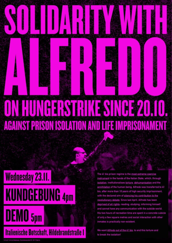 Das Plakat hat einen schwarzen Hintergrund mit leuchtend pinkem Text: "Solidarität mit Alfredo im Hungerstreik seit 20.10. Gegen Gefängnisisolation und lebenslange Haft". Ein Mann hält ein Mikrofon in der Hand. Details zur Veranstaltung: "Mittwoch 23.11. Kundgebung 16 Uhr Demo 17 Uhr Italienische Botschaft, Hildebrandstraße 1." Ein Absatz beschreibt die Haftbedingungen.