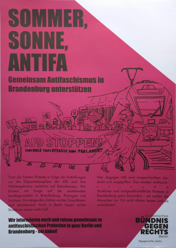 Ein pinkes Plakat mit schwarzem Text. Oben steht: "Sommer, Sonne, Antifa. Gemeinsam Antifaschismus in Brandenburg unterstützen." Darunter eine Zeichnung von Menschen bei einer Demonstration vor einem Zug. Schilder mit Aufschriften wie "AfD stoppen! Keine Halle, keine Straße, kein Parlament" sind sichtbar. Unten links Text: "Trotz der breiten Proteste...". Unten rechts Logo: "Solidarisches Bündnis gegen Rechts Berlin".