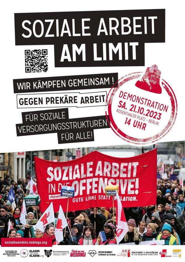 Plakat mit fettem Text "Soziale Arbeit am Limit" auf schwarzem Hintergrund. Eine rote Briefmarke kündigt eine Demonstration am 21.10.2023 am Rosenthaler Platz, Berlin, 14 Uhr an. Darunter hält eine Menschenmenge ein großes rotes Transparent.