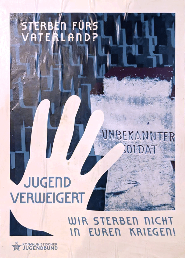 Das Plakat zeigt eine große weiße Hand mit dem Text: "Jugend verweigert" über einem Grabstein mit der Aufschrift "Unbekannter Soldat". Es liest: "Sterben fürs Vaterland? Wir sterben nicht in euren Kriegen!"