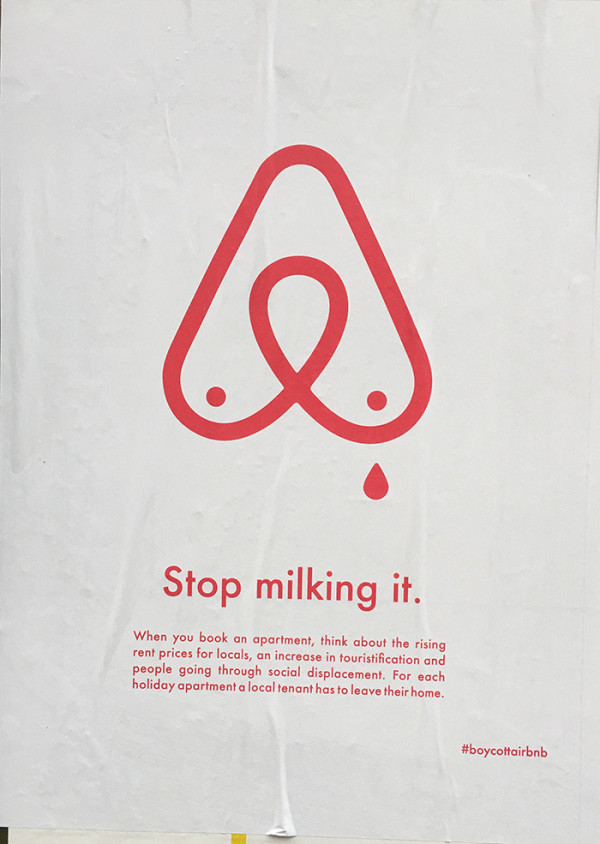 Weißes Plakat mit einer roten stilisierten Träne und Text: "Hör auf zu melken". Darunter steht: "Wenn Sie eine Wohnung buchen, denken Sie an die steigenden Mietpreise..." Inklusive Hashtag #boycottairbnb.