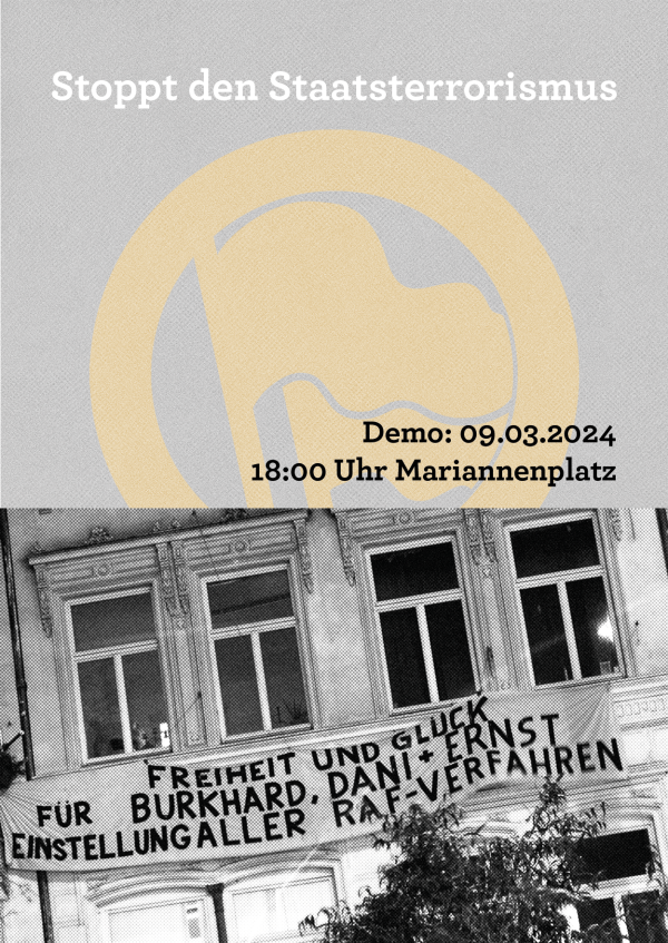 Graues Plakat mit gelbem kreisförmigen Motiv und Text: "Stoppt den Staatsterrorismus". Darunter: "Demo: 09.03.2024, 18:00 Uhr Mariannenplatz." Schwarz-weißes Gebäude mit Spruchbandtext.