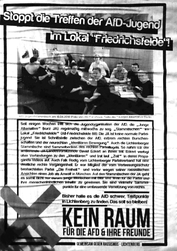 Ein Plakat mit einem Schwarz-Weiß-Foto von Menschen, die um einen Tisch sitzen. Der Text lautet: "Stoppt die Treffen der AfD-Jugend im Lokal 'Friedrichsfelde'!" und "Kein Raum für die AfD &amp; ihre Freunde." Ein großes "X" überlagert einen Teil des Textes.