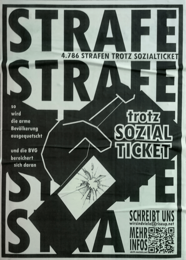 Schwarzes und weißes Plakat mit fettgedrucktem Text "Strafe" wiederholt. Eine Hand zeigt auf "trotz Sozialticket". Der Text lautet: "4.786 Strafen trotz Sozialticket" und "so wird die arme Bevölkerung ausgequetscht und die BVG bereichert sich daran." QR-Code und Kontaktinformationen am unteren Rand.