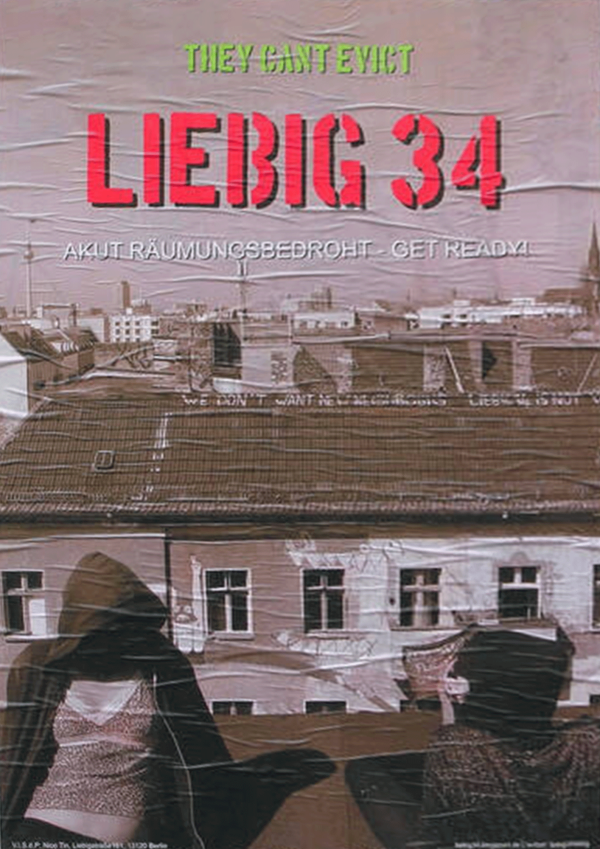 Ein Poster mit der Aufschrift "They can't evict Liebig 34, akut räumungsbedroht, get ready" in roten und grünen Buchstaben. Im Hintergrund ein Foto von zwei Personen mit Kapuzen die auf einem Dach sitzen und auf Berlin schauen.